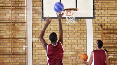 Animasyonla basketbol oynamak, mavi topla potaya nişan almak. Spor, atlet, aksiyon, rekabet, oyun