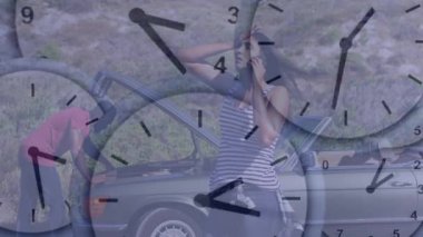 Bozuk bir araba için yardım isteyen bir kadın saat ile animasyonu örtüyor. Yardım, otomotiv, arıza, acil, acil, zaman yönetimi