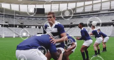 Stadyumda, teknoloji bağlantısı için dijital simgelerin animasyonuyla ragbi oyuncuları var. Spor, sporcular, takım çalışması, rekabet, yenilik, fütüristik