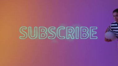 Renkli gradyan animasyon arka planında Neon SuBSCRIBE yazısıyla dans eden kişi. Parti, kutlama, müzik, eğlence, dijital, dinamik