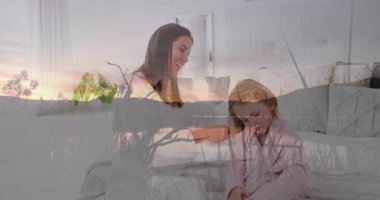 Kızının saçını tarıyor, annesi dışarıda günbatımını seyrediyor. Aile, bağ, annelik, açık hava, şefkat, şefkat