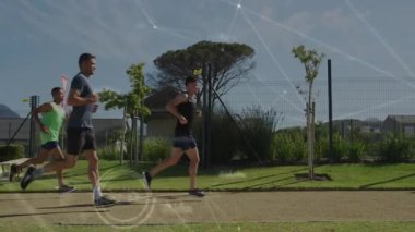 Parkta koşan, dijital ağ bağlantılarının animasyonunu yapan dört adam. Fitness, teknoloji, egzersiz, ağ, açık hava, takım çalışması