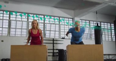 Spor salonunda dijital veri animasyonu yapan iki kişi var. Fitness, egzersiz, teknoloji, atletizm, sağlık, fütüristik