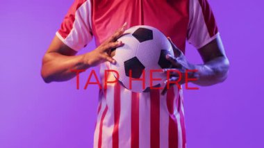 Futbol topu tutmak, Tap Here animasyonu mor arkaplanda metin. Futbol, spor, etkileşimli, oyun, tasarım