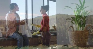 Mutfakta, orman manzarası animasyonlarıyla konuşan iki kadın. Yemek pişirme, sohbet, arkadaşlık, doğa, aşçılık, yeşillik