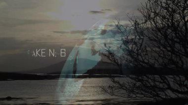 Sahte haber metninin animasyonu dingin göl sahnesinde gün batımı ve ağaçla örtülüydü. Propaganda, yanlış bilgilendirme, aldatma, yanlış bilgilendirme, manipüle etme, aldatmaca