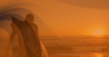 Sörf tahtası taşımak, gün batımında okyanus manzaralı sahilde yürüyen sörfçü. Sörf, siluet, dalgalar, deniz manzarası, macera, yaşam tarzı