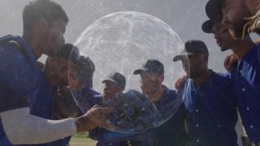 Birbirine sokulmuş, mavi üniformalı beyzbol oyuncuları dijital ağ animasyonu ile örtüşüyor. Takım çalışması, işbirliği, spor, sporcular, ağ oluşturma, teknoloji