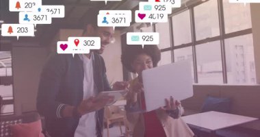 Çağdaş ofiste animasyon kullanarak farklı meslekdaşların nişan ölçümlerini kutluyorlar. İş, takım çalışması, işbirliği, çeşitlilik, yaratıcılık, yenilik