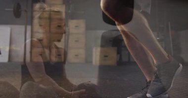 İlaç topuyla egzersiz yapmak, spor salonunda iki kişi, animasyon etkisi yaratmak. Fitness, egzersiz, partnerler, egzersiz, eğitim, sağlıklı yaşam tarzı