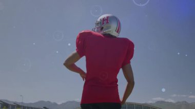 Futbolcu temiz gökyüzünde dijital veri işleme animasyonunu işaret ediyor. Spor, atlet, teknoloji, hareket, analitik, yenilik