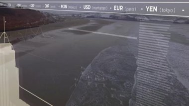 Sahil manzarasını kaplayan finansal verilerin ve döviz dövizlerinin animasyonu. Maliye, ekonomi, ticaret, borsa