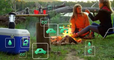 Kamp ateşinin yanında oturan insanlar doğadaki çevre ikonlarının animasyonunu yapıyorlar. Kamp, çevre dostu, sürdürülebilirlik, açık hava, koruma, macera