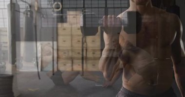 Spor salonunda egzersiz yapan, kas gövdesi ve ekipman kaplaması olan insanlar. Spor, spor, vücut geliştirme, eğitim, egzersiz, sağlık