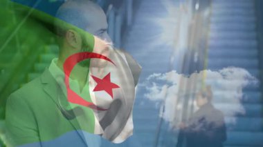 Cezayir bayrağını parlak güneş ışığı ve bulutlar altında profesyonel iş adamlarıyla dalgalandırmak. Vatanseverlik, kutlama, milliyetçilik, liderlik, diplomasi, başarı