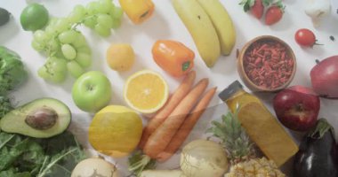 Beyaz arka planda çeşitli taze meyve ve sebzeler. Sağlıklı, besleyici, organik, vegan, renkli, temiz yiyecekler.