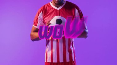 Futbol topu tutan, çizgili formalı, animasyonlu bir adam. atlet, spor, üniforma, rekabet, hareket, dinamik