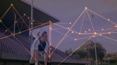 Futbolcu ağ bağlantılarıyla top atmaya hazırlanıyor. Sporcu, takım çalışması, teknoloji, dijital, spor, bağlantı