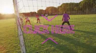 Futbol oyuncularının sahada pembe metin kaplamalı animasyonu CLICK burada diyor. Spor, futbol, takım, rekabet, aksiyon, hareket