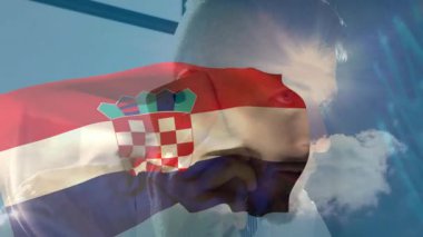 Telefonda konuşan, parlak gün ışığında Hırvat bayrağı animasyonu yapan adam. İletişim, vatanseverlik, teknoloji, sohbet, açık hava, güneş ışığı