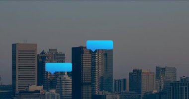 Mavi sohbet baloncukları ve elips animasyon şehir silueti arka plan üzerinde. İletişim, teknoloji, mesajlaşma, kentsel, dijital, arayüz