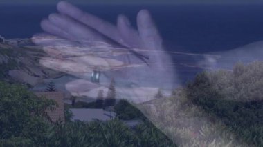 Okyanus ve yeşillik ile manzaralı kıyı manzarası üzerinde ellerini çırpıyor. Doğa, birlik, dostluk, destek, uyum, bağlantı