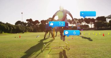 Sosyal medya bildirimleri ile sahada eğitim gören futbolcular animasyonu örtüyor. Futbol, takım çalışması, uygulama, dijital, bağlantı, etkileşim