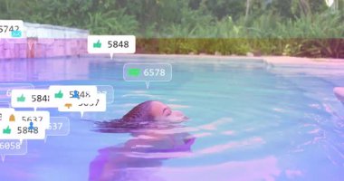 Sosyal medya bilgilendirme ikonlarıyla çevrili, havuzdaki kadın animasyon yaşıyor. Dijital, teknoloji, eğlence, iletişim, etkileşim, sanal