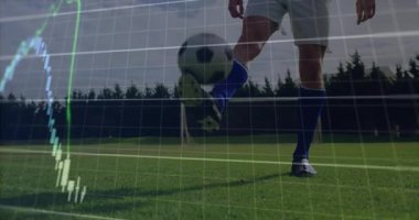 Futbol topuyla hokkabazlık, arka planda finansal grafik trendlerinin animasyonuyla oyuncu. Sporcu, finans, analitik, spor, büyüme, teknoloji