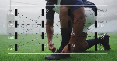 Arka planda, ayakkabı bağcıklarını veri işleme animasyonu ile bağlayan futbolcu. Spor, atlet, hazırlık, dijital, teknoloji, fütüristik