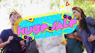 Açık hava haritası tutan insanlar renkli tasarım üzerinde büyük indirimli metin animasyonları yapıyorlar. Promosyon, indirim, reklam, pazarlama, alışveriş, canlı