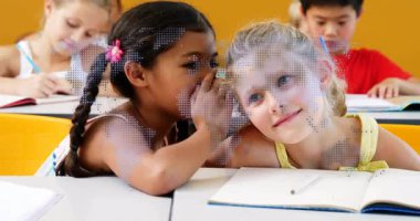 Okulda, dünya haritası animasyonuyla gülümseyen çocuklar sınıfta yatıyordu. Eğitim, coğrafya, öğrenme, keşif, küresel çeşitlilik