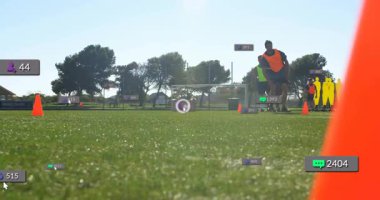 Sahada antrenman, futbolcu veri analizi ölçümlerinde animasyon kullanıyor. Spor, teknoloji, veri görselleştirme, performans, atlet, yenilik