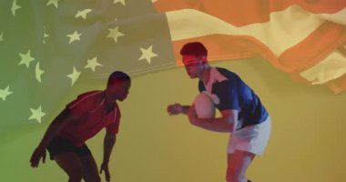 Amerikan bayrağı üzerinde hareket halindeki rugby oyuncularının animasyonu. Spor, takım çalışması, rekabet, hareket, atletik, vatanseverlik