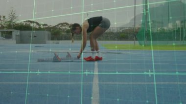 Yarışa hazırlanan sporcu, dijital ızgara animasyonu ile yolda. Atletizm, koşucu, eğitim, teknoloji, rekabet, spor