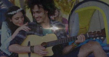 Açık havada gitar çalmak, birlikte gülen ve müzik dinleyen çiftler. mutluluk