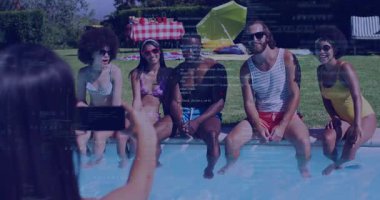 Dijital kodlarla bilardo oynayan bir grup arkadaş animasyonu örtüyor. Teknoloji, arkadaşlık, yaz, yenilik, eğlence, bağlantı