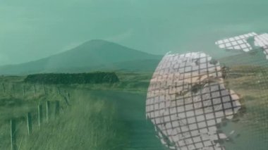 Şebeke desenli küre animasyonu, uzaklığı dağ olan kırsal alan üzerinde. Doğa, teknoloji, dijital, küresel, toprak, ufuk