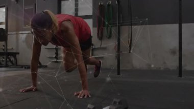 Spor salonunda, spor meraklısı dijital ağın animasyonuyla dağ tırmanışçıları yapıyor. egzersiz, teknoloji, eğitim, atletizm, hareket, yenilik