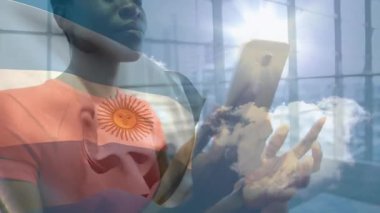 Arjantin bayrağı ve gökyüzü animasyon örtüsüyle telefonda konuşmak, gülümseyen kişi. İletişim, ulusal, teknoloji, sohbet, mutluluk, kültür