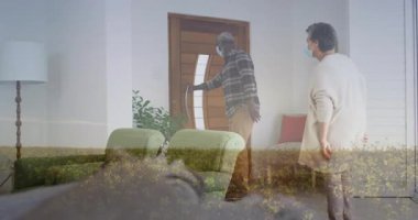 Hoş geldin ziyaretçileri, çiçek tutan yaşlı çift ve çiçek açan animasyon örtüsü. Misafirperverlik, kutlama, yıldönümü, romantizm, selamlama, çiçekler