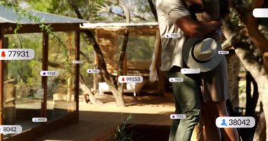 Açık havada kucaklaşan, sosyal medya bildirimleriyle çevrili çift. Doğa, bağlantı, teknoloji, etkileşim, dijital, yaşam tarzı