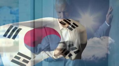 Akıllı telefon kullanarak, Güney Kore bayrağı ve güneş ışığı altında animasyonu olan bir adam. Teknoloji, vatanseverlik, dijital, yenilik, bağlantı
