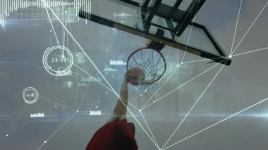 Basketbol potası dijital verilerle ve ağ bağlantılarının animasyonuyla kaplıdır. Teknoloji, yenilik, bağlantı, gelecek, spor