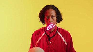 Topu tutan, kırmızı tişörtlü, sarı animasyon arka planında Wow mesajı olan kişi. Spor, atlet, aksiyon, hareket, dinamik, canlı