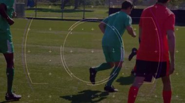 Sahada, futbol oyuncuları dijital hedef alma animasyonu ile pratik yapıyorlar. Spor, eğitim, teknoloji, uygulama, takım, fitness