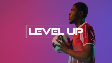 Futbol topunu tutan, renkli animasyon arka planında seviye atlamış bir adam. Spor, atlet, iyileştirme, motivasyon, ilham, yükseltme