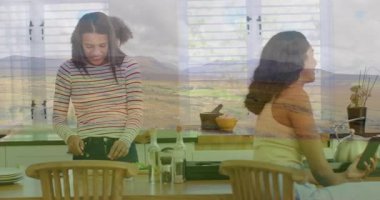 Mutfakta yemek pişirmek, manzara animasyonu yapan kadınlar, birlikte yemek hazırlamak. Yemek hazırlama, takım çalışması, aşçılık, işbirliği, gastronomi, arkadaşlık