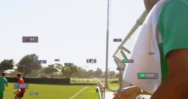 Sosyal medya bildirisinde akıllı telefonu kullanmak, açık havada animasyondan hoşlanan biri. Teknoloji, iletişim, mobil, dijital, bağlantı, sosyal ağ