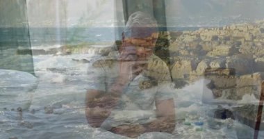 Düşünceli bir şekilde evde oturan okyanus dalgaları animasyonu ile yaşlı bir adam. Sunbae, düşüncelere dalma, yalnızlık, huzur...